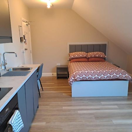Sands House - Luxury Modern Studios With Secure Parking In Epsom, Surrey エクステリア 写真